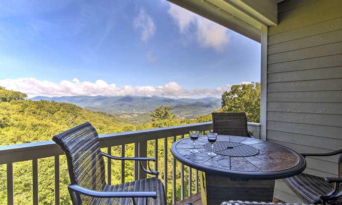 Mountain Air Condominio | Mountaintop Home w / Vistas, 36 millas a Asheville!