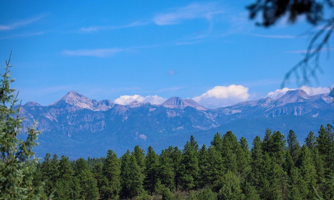 Loma Linda Cabina | Mountain-View Cabin Retreat, 3 BR Main House + 1 BR Apartment, Sleeps 10