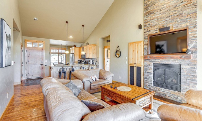 Powell Butte Cabina | Mountain-View Cabin Near Trails in Powell Butte!