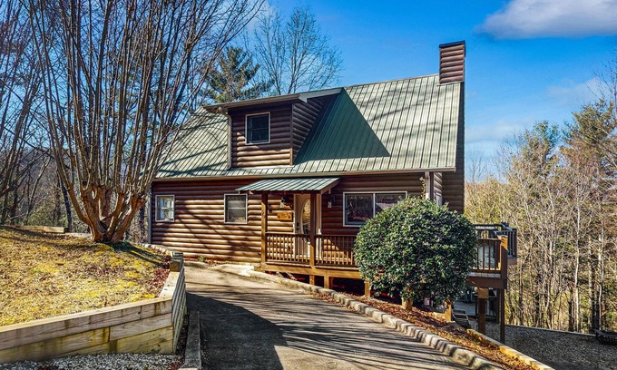 Cherry Log Cabina | Mountain view cabin with game tables, large deck, hot tub, fireplace, & AC