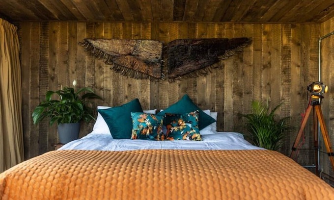 Annalong Cabina | Mountain-View Cabin with Hot Tub