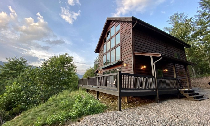 Butler Cabina | Mountain view cabin with access to a private dock on Watauga Lake