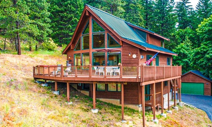 Cle Elum Cabina | Mountain-view cabin with game room, hot tub and spacious deck