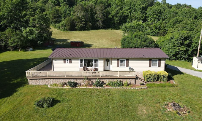 Speedwell Casa | Mountain View! Close to Lake and trails