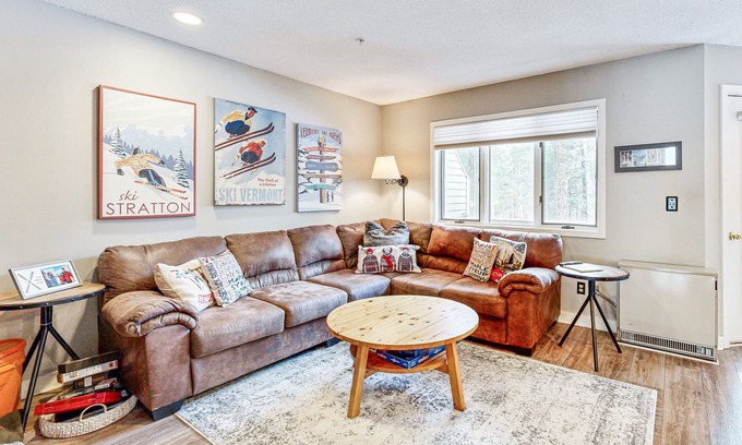 Stratton Mountain Condominio | Mountain-view condo with private balcony, fireplace, & updated interior