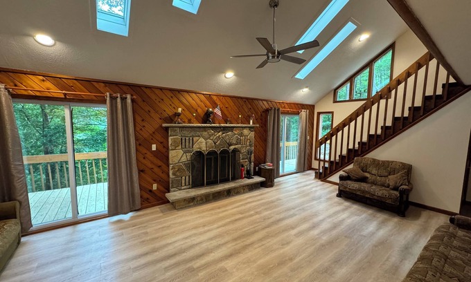 Bushkill Casa | Mountain View Cottage