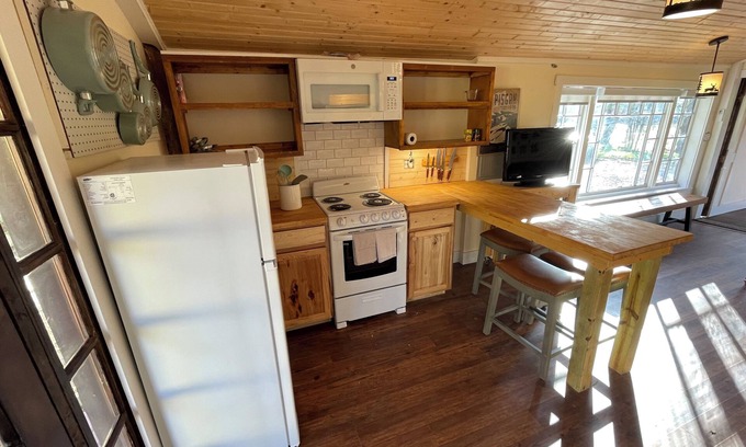 Clyde Casa | Mountain View Creekside Haven - pet friendly