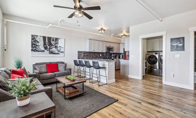 Virginia City Apartamento | Mountain-View Deck: Stylish Virginia City Apt!