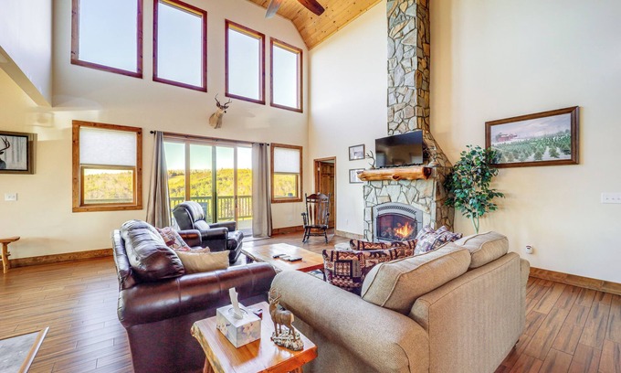 Fleetwood Cabina | Mountain-View Deck: Group Getaway in Fleetwood