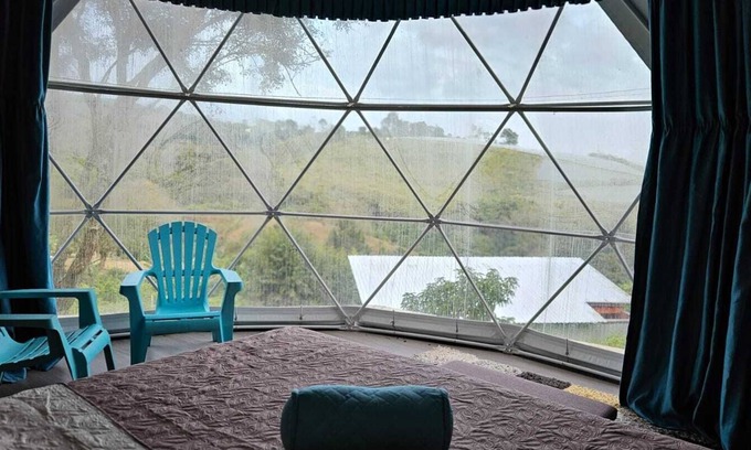 Roble Alquiler De RV | Domo vista a la montaña, apto para mascotas, senderos y Cerca Volcán Poas