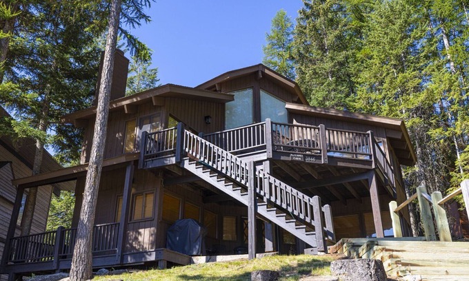 Whitefish Cabina | Unidad superior de 4 dormitorios y 2 baños en Mountain View de una casa