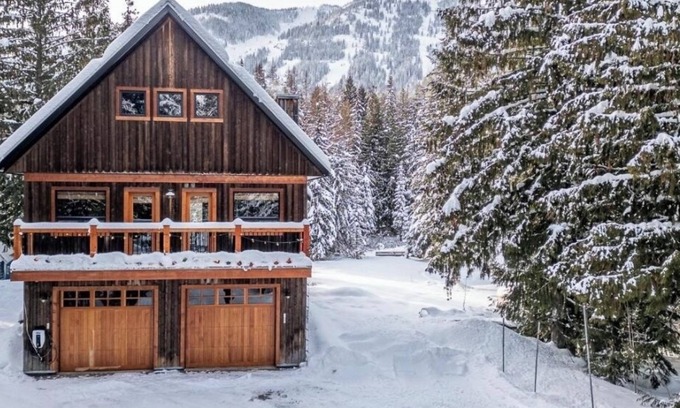 Rossland Casa | Mountain View Escape: Elegant Family-Friendly Home Near Red Mountain Ski Hill
