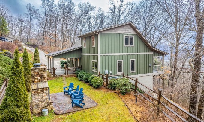 Waynesville Casa | Mountain-View Hideaway
