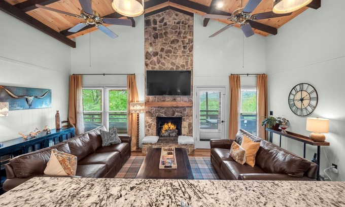 Beech Mountain Chalet De Esquí | Mountain View! Hot Tub! Fire Pit! King Beds! Pet friendly