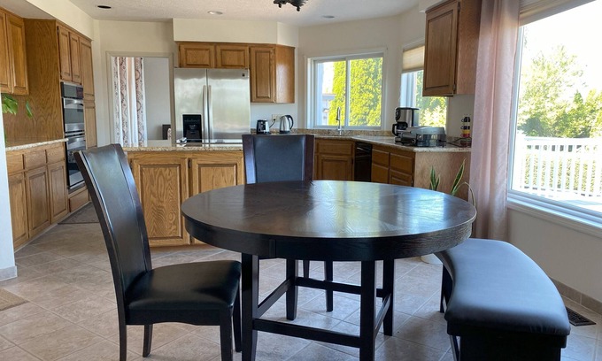 Beaverton Casa | Mountain View home close to hiking trails, city and main attractions.