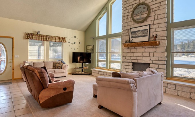 Ponderosa Pines Casa | Mountain View Home in a Quiet Area w/ WiFi & Washer/Dryer - 3 Dogs Welcome