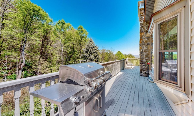 Waynesville Casa | Mountain view home with a furnished deck, gas fireplace, & washer/dryer