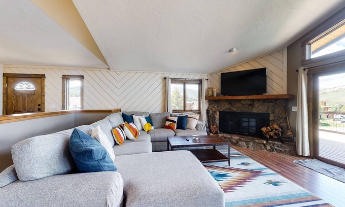 Summit Cove Casa | Mountain view home with deck, wood-burning fireplace, & WiFi - great location