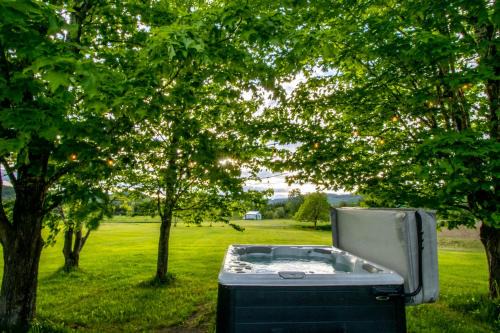 Saint-Leonard-de-Portneuf Chalet De Esquí | Mountain View, Hot Tub, Trail Access, Spa