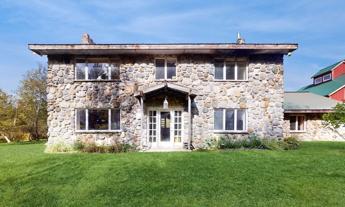 Morrisville Casa | Mountain view house w/ two fireplaces, BBQ, w/d, jacuzzi, wifi, a/c