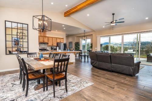 Oakhurst Casa | Mountain View House with hot tub, putting green, stunning views