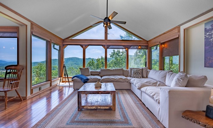 Murphy Cabina | Mountain View/Jacuzzi/ Fire pit/ Close to Downtown. Pet Friendly!
