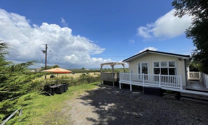 Whitland Cabaña | MOUNTAIN VIEW LODGE, pet friendly, with hot tub in Whitland