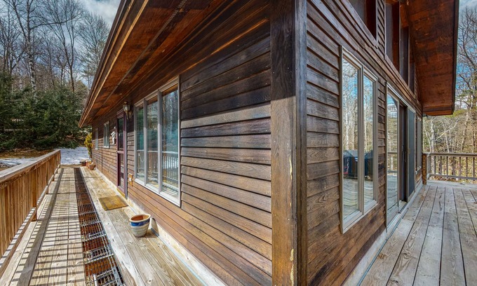 Cavendish Casa | Mountain-view lodge with deck, fireplace, pool table, W/D & fast WiFi