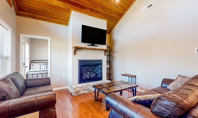 Marble Casa | Mountain-view log home w/furnished deck, firepit -hiking, biking, national parks
