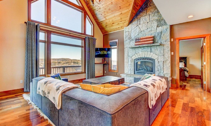 Ludlow Casa | Mountain View Manor - Expansive Views, Hot Tub, Hiking & Nearby Lakes!
