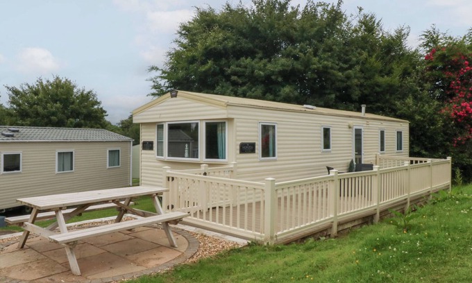 Chwilog Cabaña | MOUNTAIN VIEW, pet friendly, with pool in Pwllheli
