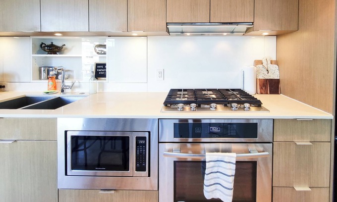 Mount Pleasant Condominio | Mountain View, Plus Den, Boho Condo