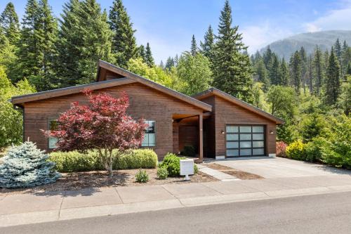 Cascade Locks Casa | Mountain-View Retreat with Hot Tub & Waterfalls