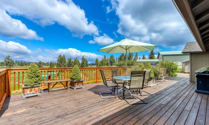La Pine Casa | Mountain-view retreat with deck, grill, wood stove, & washer/dryer