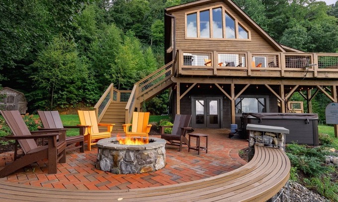 Weaverville Casa | Mountain View Sanctuary | Pet-Friendly Log Cabin with Long Range Views in Weaverville