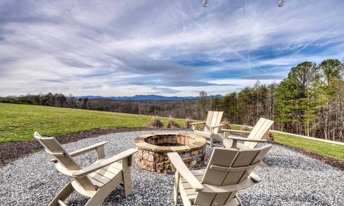 Dahlonega Cabina | Mountain View Sip & Stay - near wineries, hikes, and towns!