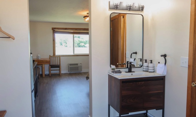 Tetonia Cabina | Mountain View Studio Suite w/ Fireplace