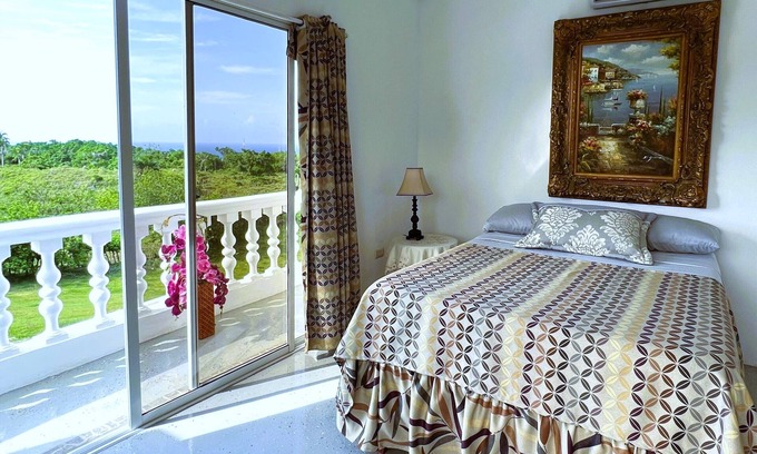 Cabrera Apartamento | Mountain view suite with balcony, pool, sitting area, & more- close to beach!