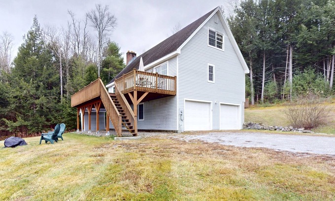 Springfield Casa | Mountain view home with deck, wood fireplace, washer/dryer, and high-speed WiFi
