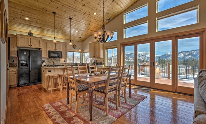 South Lake Tahoe Casa | ¡NUEVO! South Lake Tahoe House con cubierta con vista a la montaña.