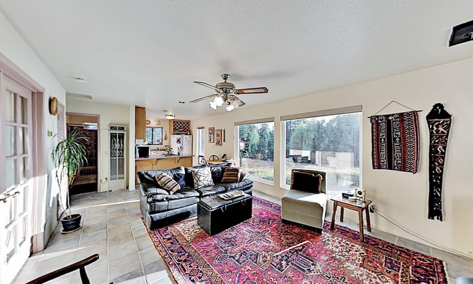 Freestone Cabaña | Mountain-view vineyard cottage with private hot tub, dining deck