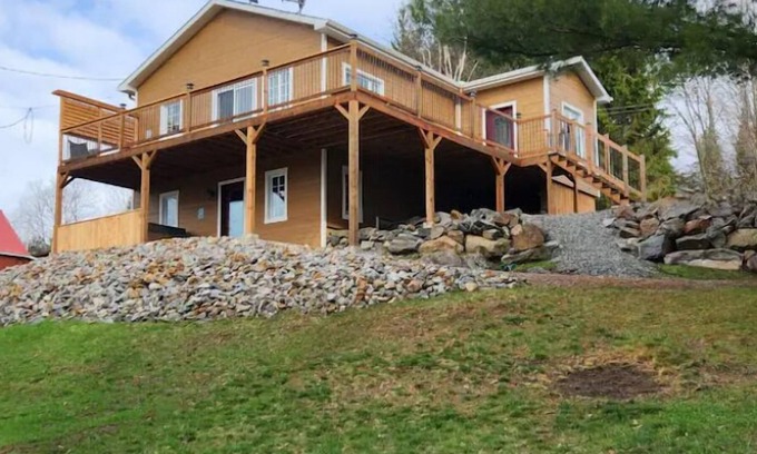 Papineau Regional County Municipality Casa | Mountain View with a HotTub, 7 mins-LacSimon
