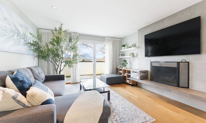 Hastings Casa | Mountain Views, 6 Bedroom, Patio, BBQ, Centrally located and Near Downtown