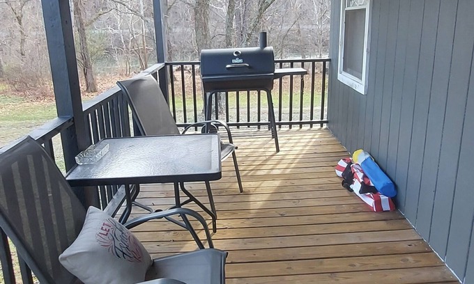 Pence Springs Casa | Mountain Views and River Getaway/with no cleaning fees