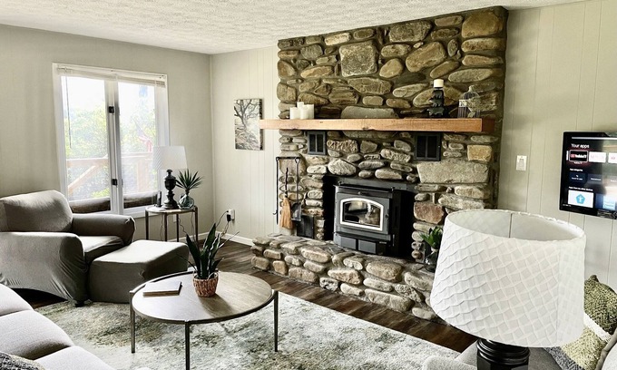 Burnsville Casa | Mountain Views and Sounds of the River on the golf course
