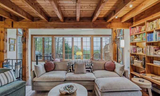 Barnard Casa | Mountain Views! Bonus Room | Sugarhouse Hideaway