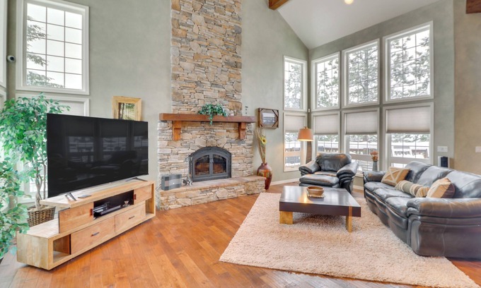 Eureka Casa | Mountain Views & Deck: Spacious Eureka Getaway!