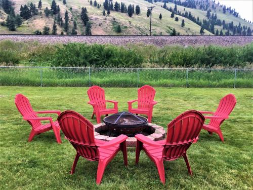 Heart of Missoula Casa | Mountain Views from the Hot Tub
