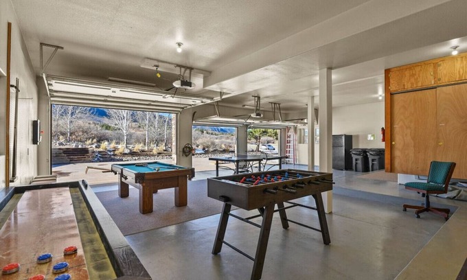 Monument Casa | Mountain Views | Hot Tub | Two Game Rooms