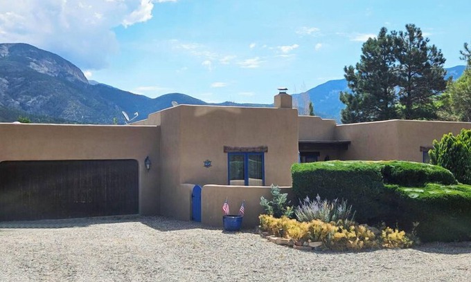 Arroyo Seco Casa | Mountain Views Hot Tub Access to Tennis Court and Indoor Pool